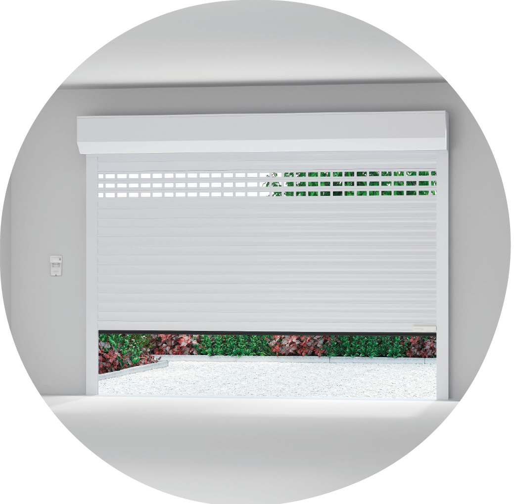 Porte de garage enroulable vu de l'intérieur avec coffre