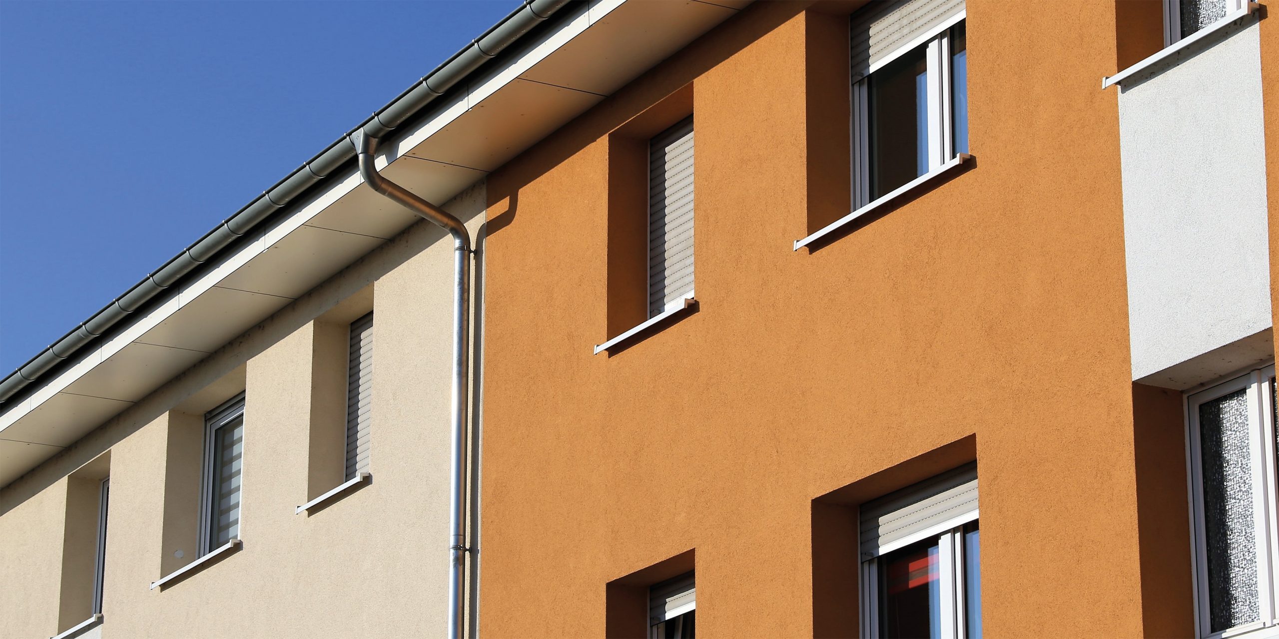 Enduit RPE de différentes couleurs sur la façade de ces maisons