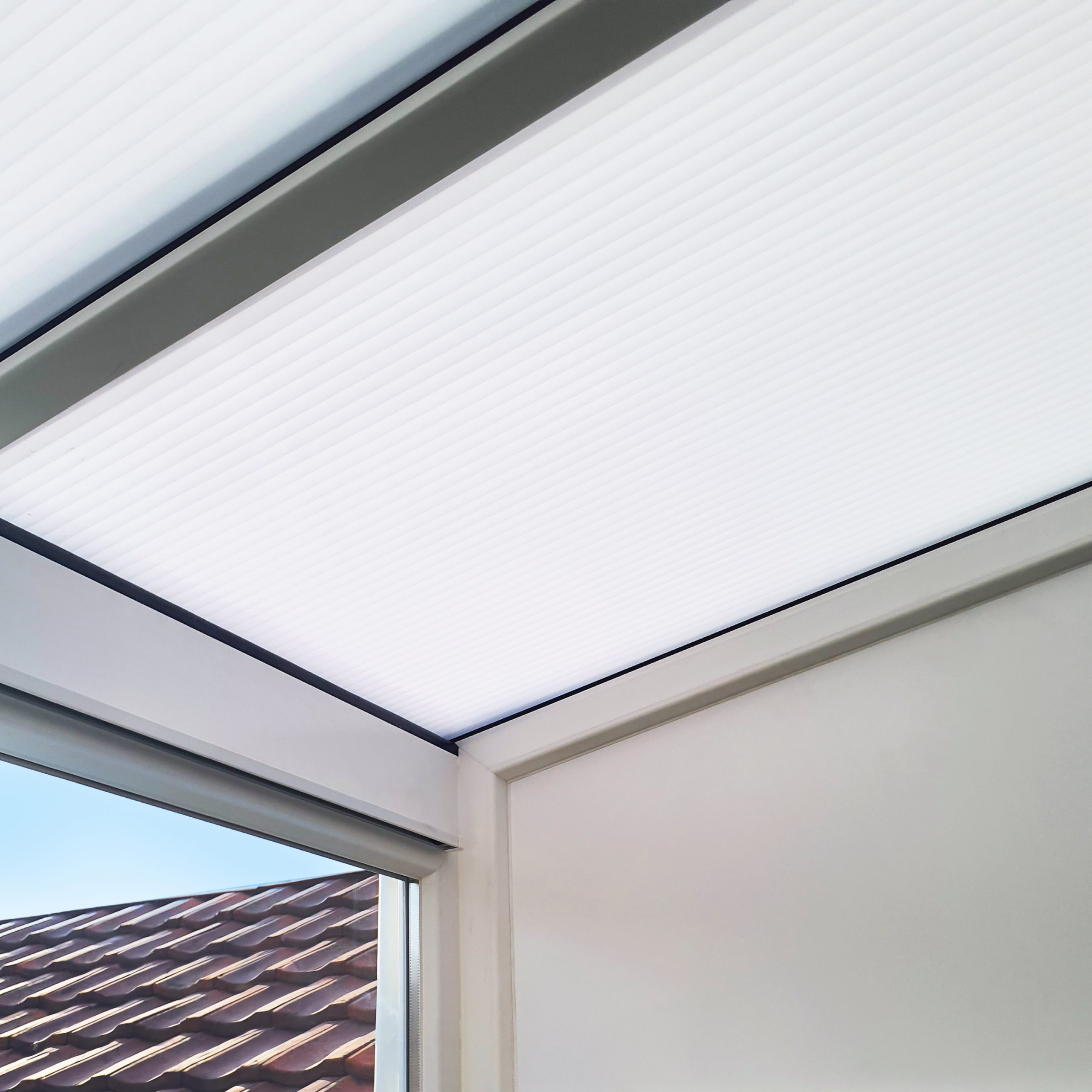 Zoom sur la toiture en polycarbonate laissant passer la lumière en douceur