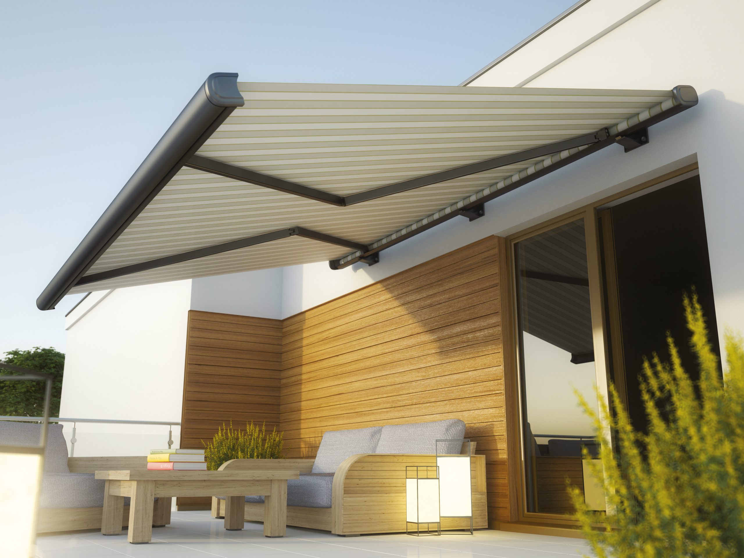 Store banne beige et blanc apportant de l'ombre à la belle terrasse moderne de cette maison