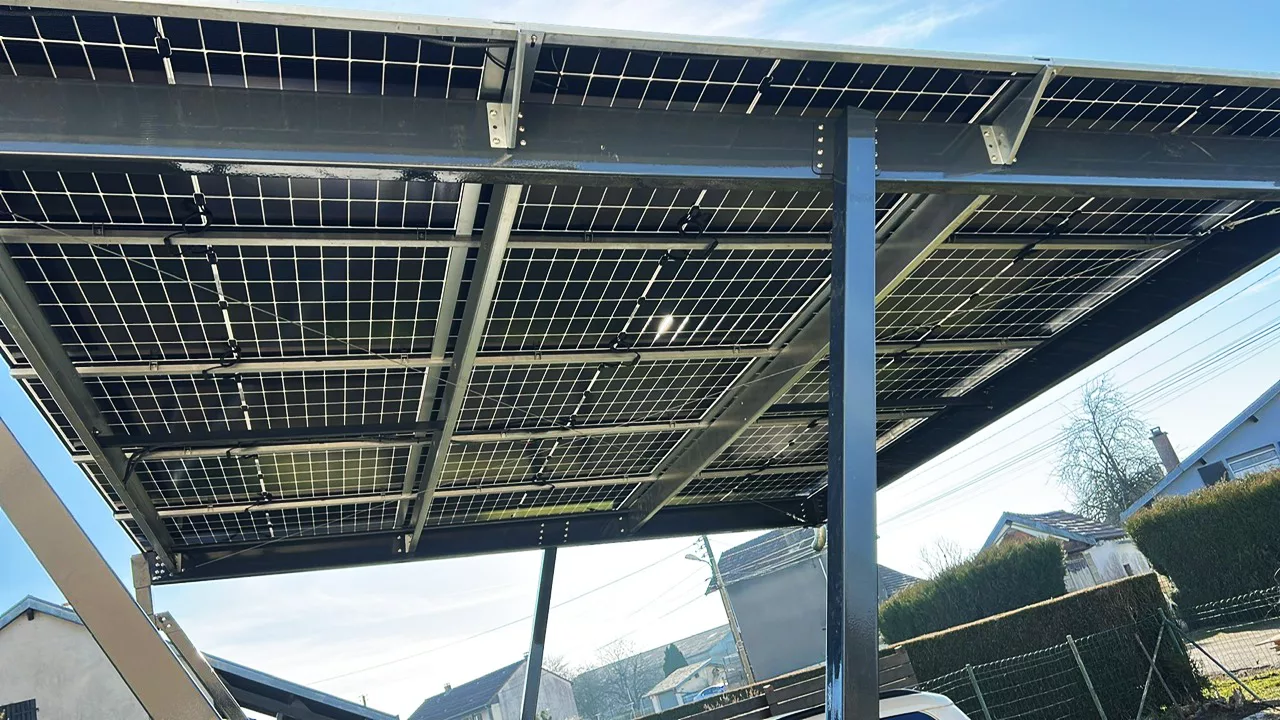 Zoom sur le dessous du toit de panneaux photovoltaïques de l'ombrière