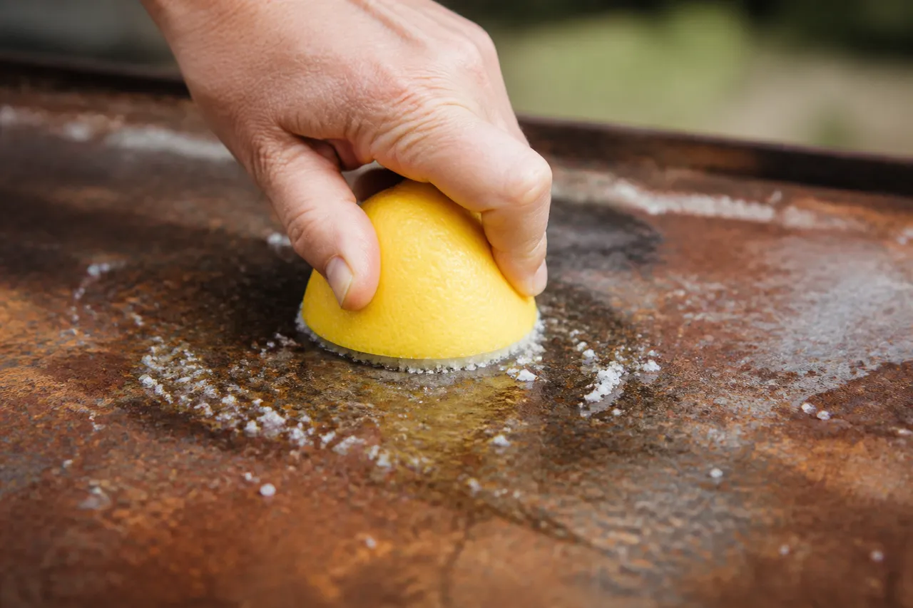 Astuce citron et sel pour enlever la rouille légère