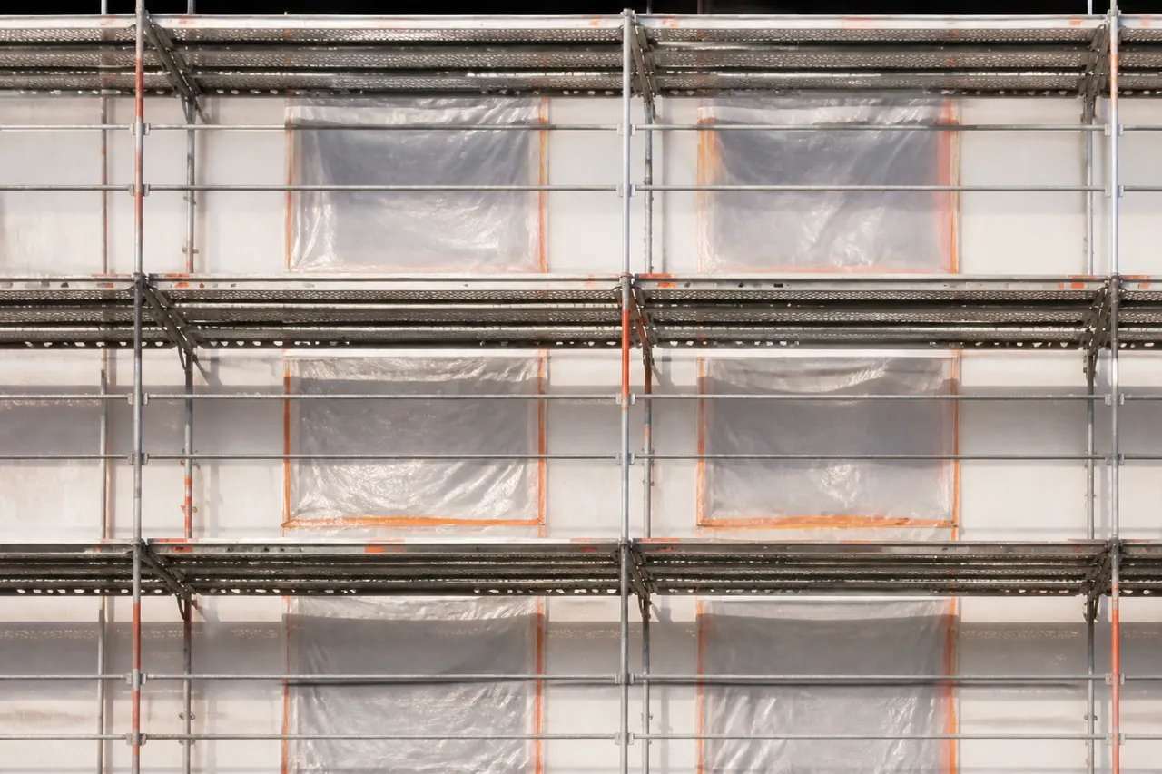 Préparation du mur extérieur avec échafaudage et protections