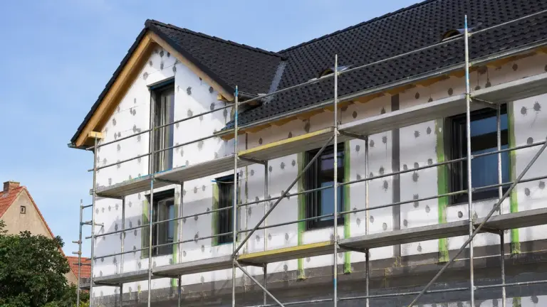 Étape isolation mur extérieur : façade en préparation