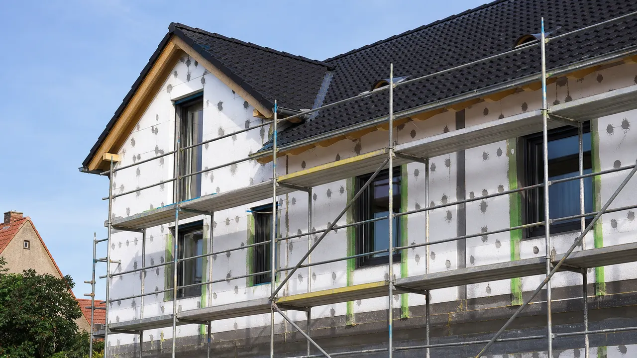 Étape isolation mur extérieur : façade en préparation