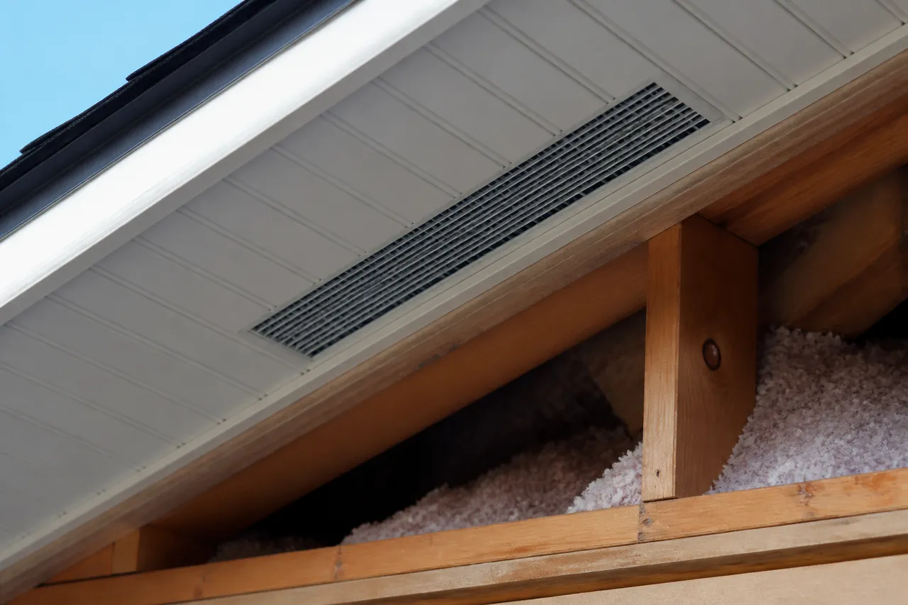 Grille de ventilation des combles perdus près de l'isolant